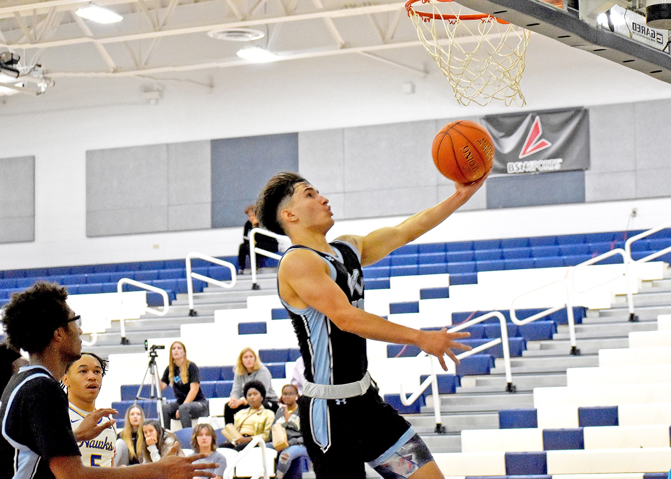 Jackson sparks Lakers to weekend sweep