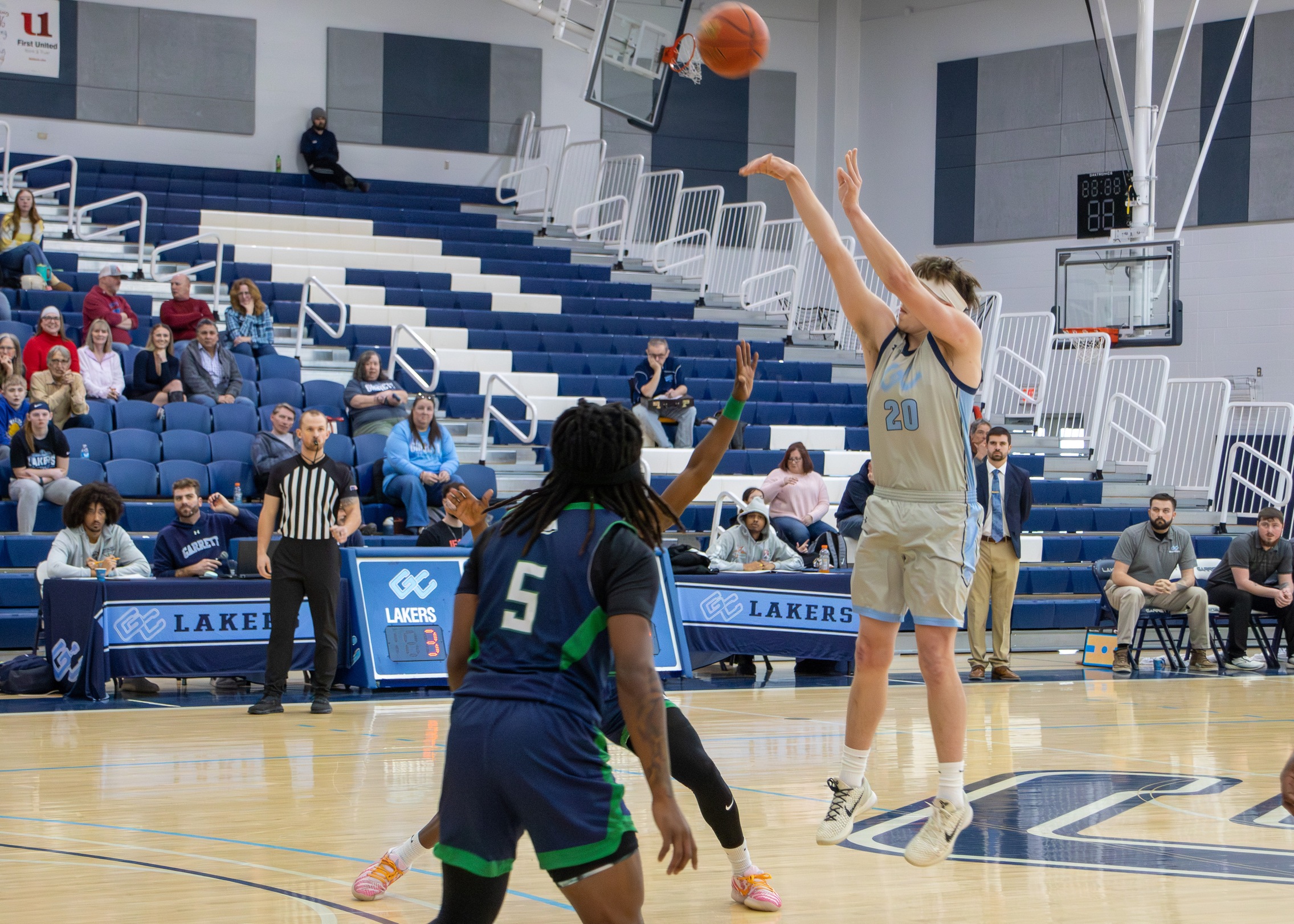Lakers win for seventh time in eight games