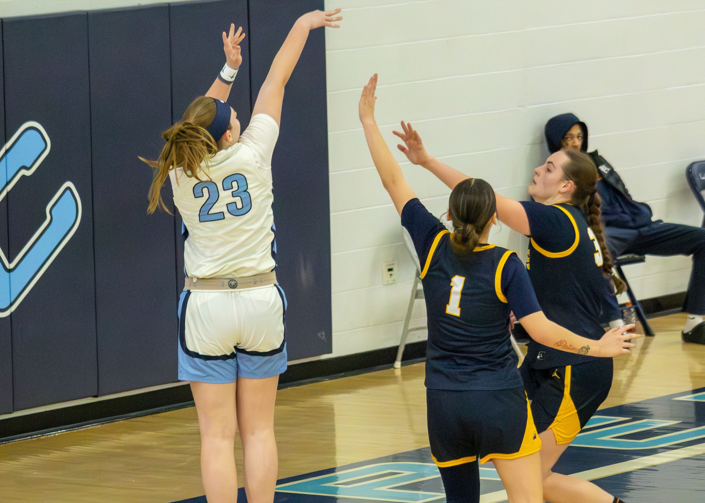 Wilt helps GC women earn weekend split